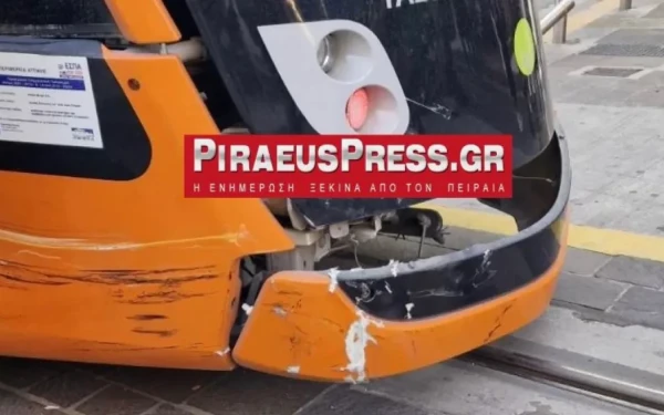 Πειραιάς: Εκτροχιασμός του Τραμ μετά από νέο τροχαίο με ΙΧ (φωτ.)