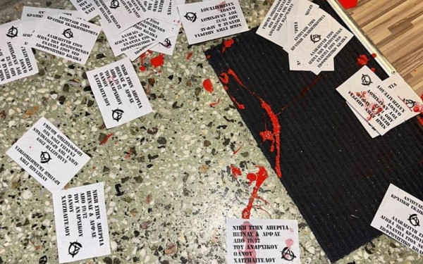 Πέταξαν μπογιές και χαρτάκια με συνθήματα στο γραφείο βουλευτού της ΝΔ στην Πάτρα (φωτ.)