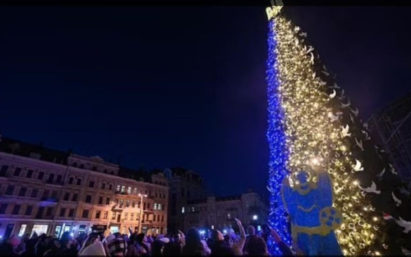 Δήμαρχος Κιέβου: «Η Ρωσία δεν θα κλέψει και τα Χριστούγεννα» - Φωταγωγήθηκε το δέντρο της πόλης (βίντεο)