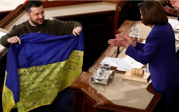 Στα χρώματα της Ουκρανίας το αμερικανικό Κογκρέσο υποδέχτηκε τον Βολοντίμιρ Ζελένσκι (βίντεο)