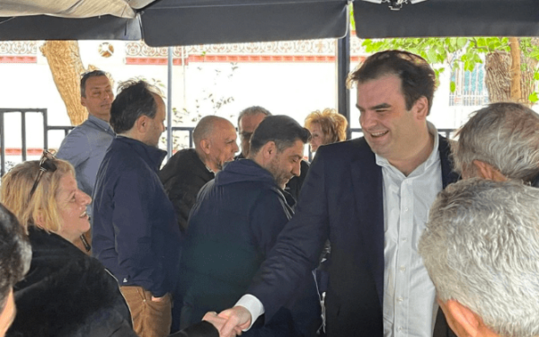 Παραμονή Πρωτοχρονιάς στη γειτονιά των παιδικών του χρόνων βρέθηκε ο Κυριάκος Πιερρακάκης 