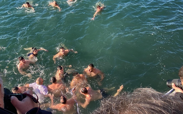 Θεσσαλονίκη: 25 άτομα στα νερά του Θερμαϊκού για τον Σταυρό (βίντεο, φωτ.)