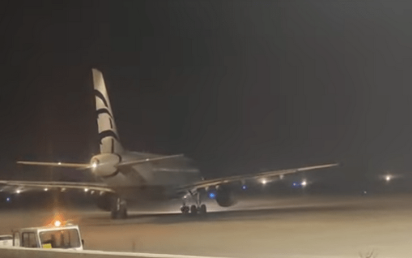 Ιωάννινα: Απογείωση για... γερά νεύρα - Χάθηκε στην ομίχλη αεροπλάνο (βίντεο)