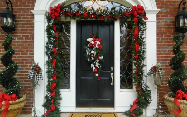 Ποδαρικό: Από πού κρατάει η... σκούφια του πρώτου επισκέπτη του νέου χρόνου και γιατί μπαίνει στο σπίτι με το δεξί