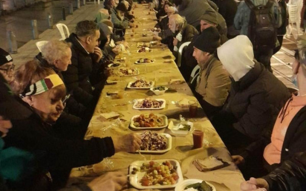 Ένα μεγάλο τραπέζι αγάπης, μια αγκαλιά για όλους τους άστεγους της πόλης στην Καμάρα (φωτ.)