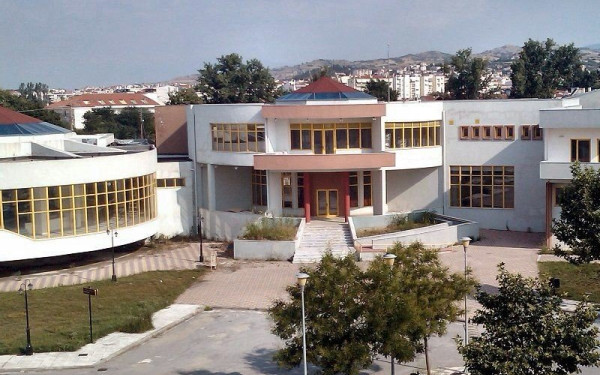 Κίνδυνος σοβαρού ατυχήματος στο ΔΙΠΑΕ Σερρών - «Με φακούς βαδίζουν το βράδυ οι φοιτητές» (βίντεο)