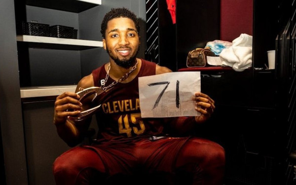 Σοκ και δέος στο NBA: Έγραψε... 71 ο «διαστημικός» Μίτσελ (βίντεο)