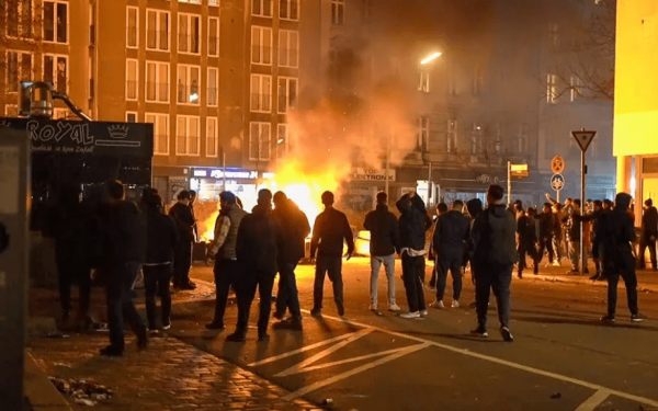 Σκοτώθηκε 17χρονος από βεγγαλικά στη Γερμανία - Επεισόδια σε διάφορα σημεία της χώρας (βίντεο)