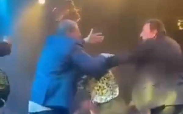 Σε κρίση πανικού βρισκόταν ο πελάτης που φαίνεται να επιτέθηκε στον Αντύπα (βίντεο)