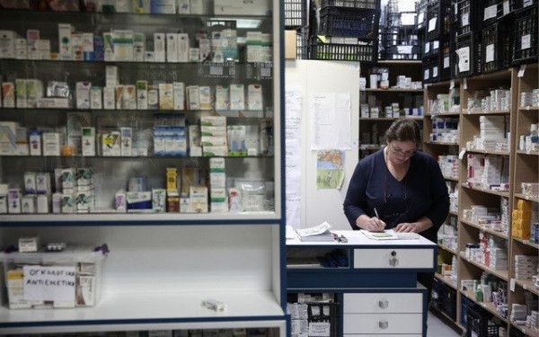 Αδειάζουν από τα βασικά φάρμακα τα ράφια στα φαρμακεία 