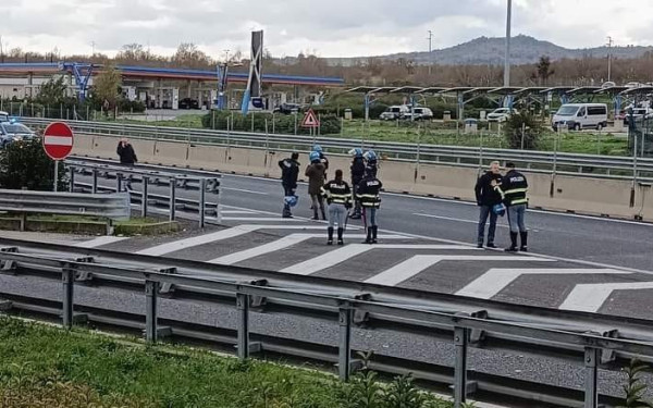Ξύλο και στην Ιταλία: Άγριες συμπλοκές και μαχαιριές μεταξύ τιφόζι της Νάπολι και της Ρόμα (βίντεο)