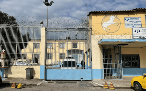 Έφοδος της αστυνομίας στις φυλακές της Λάρισας - Κρατούμενοι αρνούνταν να επιστρέψουν στα κελιά τους (βίντεο & φωτ.)