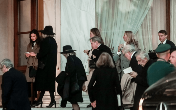 Δείπνο με θαλασσινά μετά την κηδεία για τους καλεσμένους της οικογένειας του τέως (βίντεο & φωτ.)