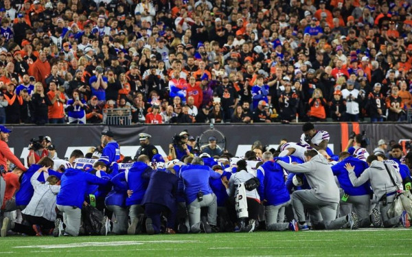 Ο αστέρας του NFL Νταμάρ Χάμλιν υπέστη ανακοπή την ώρα του αγώνα (βίντεο)