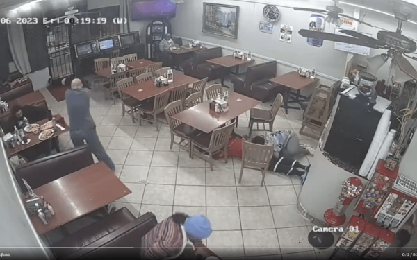 Φρίκη στις ΗΠΑ: Πελάτης πυροβόλησε κλέφτη με ψεύτικο όπλο και τον «γάζωσε» ενώ ήταν αιμόφυρτος στο πάτωμα (βίντεο)