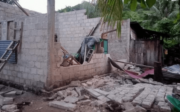 Ινδονησία: Συντρίμμια έγιναν 120 κτίρια μετά τον σεισμό των 7,6 Ρίχτερ (βίντεο)