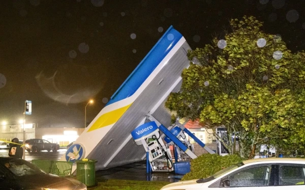 Καλιφόρνια: Κλειστοί δρόμοι, διακοπές ρεύματος και καταρρακτώδεις βροχές λόγω της «κυκλωνικής βόμβας» (βίντεο)