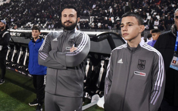 Καρυπίδης στους ποδοσφαιριστές του Άρη μετά την ήττα από τον ΠΑΟΚ: «Να μάθουμε να κερδίζουμε και τους διαιτητές»