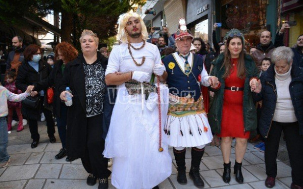 Βέροια: «Πανικό» προκάλεσε η νύφη των Μωμόγερων (φωτ.)