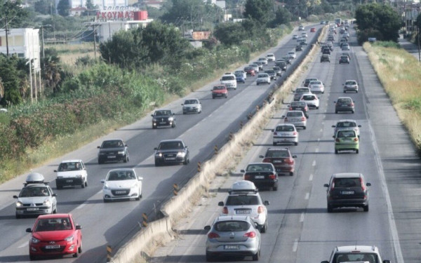 Θεσσαλονίκη: Εκτροπή οχήματος στην Μουδανιών - Μποτιλιάρισμα χιλιομέτρων