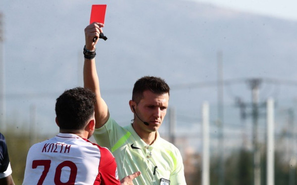 Χαμός στη Super League 2: Κόκκινη κάρτα, σύρραξη και διακοπή του αγώνα του Ολυμπιακού Β' με την Κηφισιά - Δείτε βίντεο 