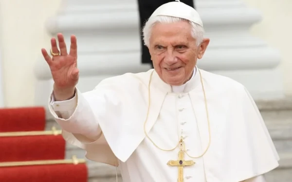 Ιταλία: Φόρος τιμής στον επίτιμο πάπα Βενέδικτο, 40.000 πιστοί προσήλθαν ήδη στο Βατικανό	