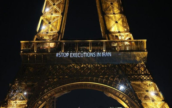 Παρίσι: Αλληλεγγύη στους διαδηλωτές στο Ιράν με συνθήματα στον Πύργο του Άιφελ (βίντεο, φωτ.)