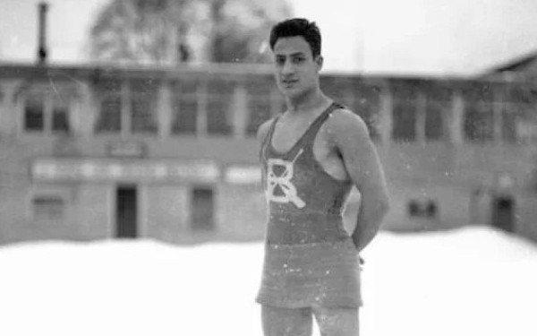 Καναδάς: Ο Ελληνας που έκανε παράδοση το πρωτοχρονιάτικο κολύμπι στα παγωμένα νερά του Βανκούβερ