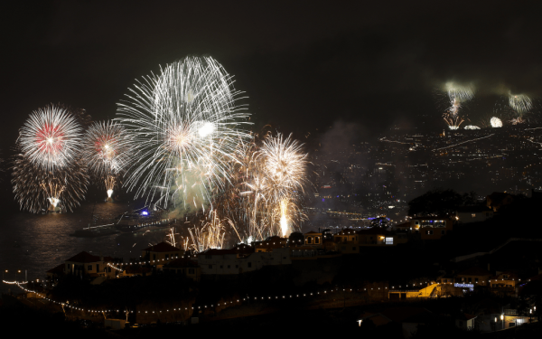 Ο πλανήτης «ξόρκισε» το 2022 και υποδέχθηκε το 2023 με φως και αισιοδοξία (βίντεο & φωτ.)