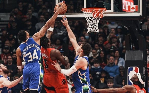 NBA: Το 30/21/10 του Αντετοκούνμπο γλίτωσε τους Μπακς από την απόλυτη ντροπή σε ένα... παρανοϊκό ματς (βίντεο)