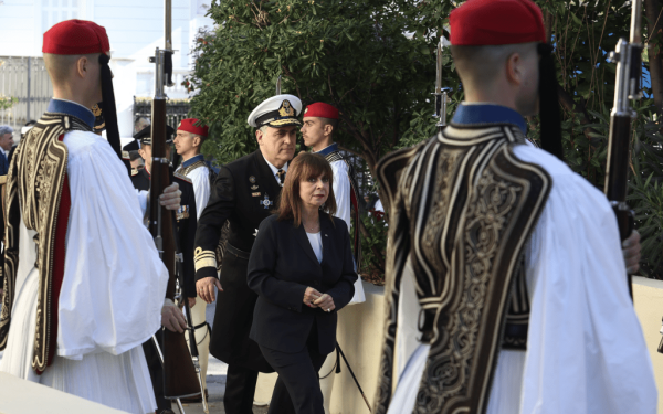 Επίσκεψη Σακελλαροπούλου στην Προεδρική Φρουρά - «Ο Εύζωνας είναι σύμβολο και μέρος της εθνικής μας ταυτότητας»