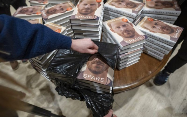  Φρενίτιδα στη Βρετανία για το βιβλίο του πρίγκιπα Χάρι - Ουρές από τα μεσάνυχτα για να το αγοράσουν 