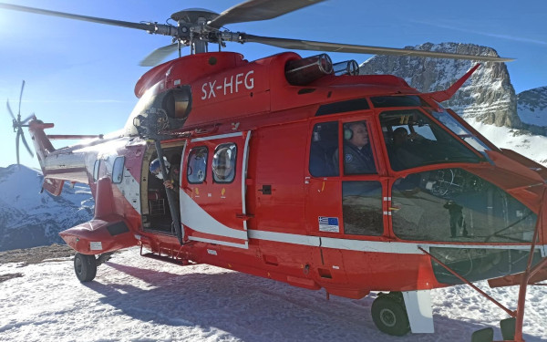 Λαμία: Super puma της Πυροσβεστικής απεγκλώβισε ζευγάρι Ελβετών αναρριχητών