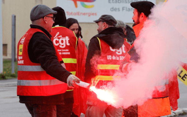 Γαλλία: Ετοιμάζονται για απεργία διαρκείας οι εργαζόμενοι στις πετρελαϊκές - Αιτία πολέμου το συνταξιοδοτικό