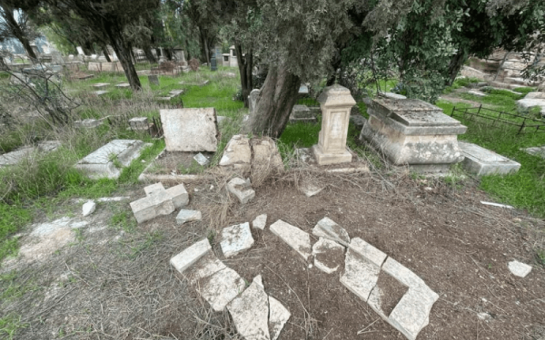 Βεβηλώθηκαν δεκάδες χριστιανικοί τάφοι σε νεκροταφείο της Ιερουσαλήμ (βίντεο & φωτ.)
