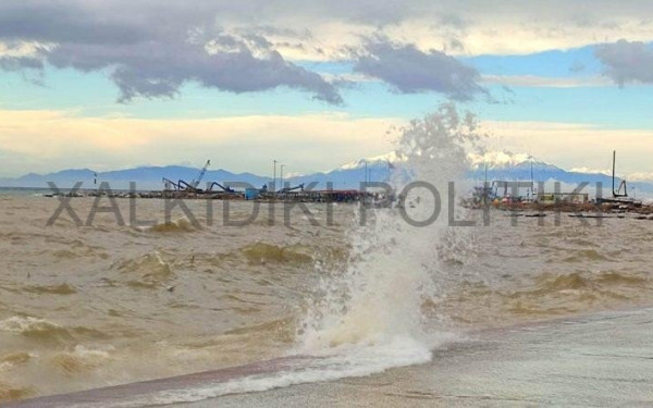 Χαλκδική: Η θάλασσα βγήκε στη στεριά στα Νέα Μουδανιά (βίντεο)