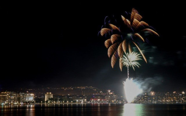 Το 2023 έφτασε με χιλιάδες πυροτεχνήματα που φώτισαν τη Θεσσαλονίκη