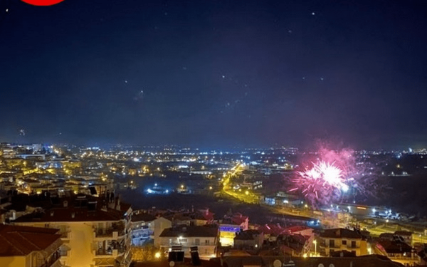 Φωτίστηκε με σχέδια και χρώματα για 10 λεπτά ο ουρανός της Βέροιας στο καλωσόρισμα του 2023 (βίντεο)