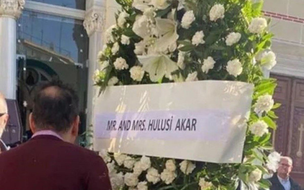 Στεφάνι από τον Ακάρ στην κηδεία της μητέρας του Νίκου Παναγιωτόπουλου (βίντεο)