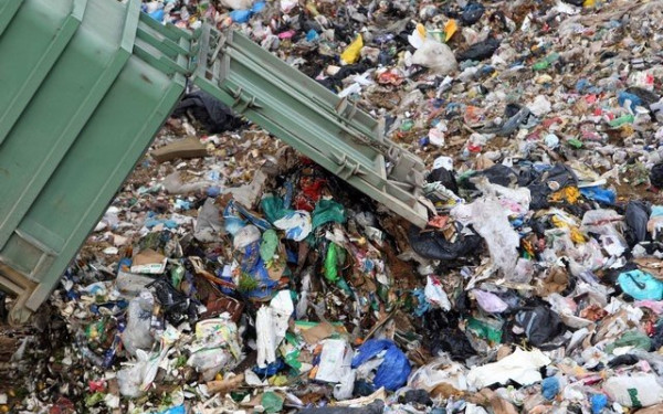 Νέο «αντάρτικο» από τους δήμους: Δεν πληρώνουν πάλι για όσα πετούν 