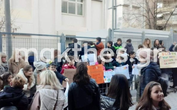 Διαμαρτυρία στο 18ο Καλαμαριάς για την επικίνδυνη αυλή (φωτ.)