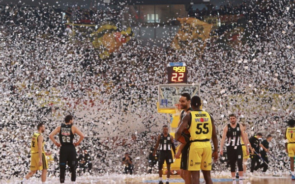 Μπάσκετ: Η FIBA αποθέωσε τον... χιονοπόλεμο στο Παλέ (βίντεο)