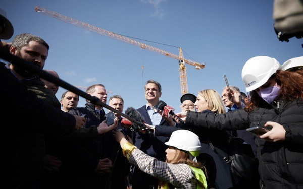 Oλομέτωπη επίθεση Μητσοτάκη σε ΣΥΡΙΖΑ: «Επιχειρεί να κυλήσει την πολιτική ζωή στη λάσπη»