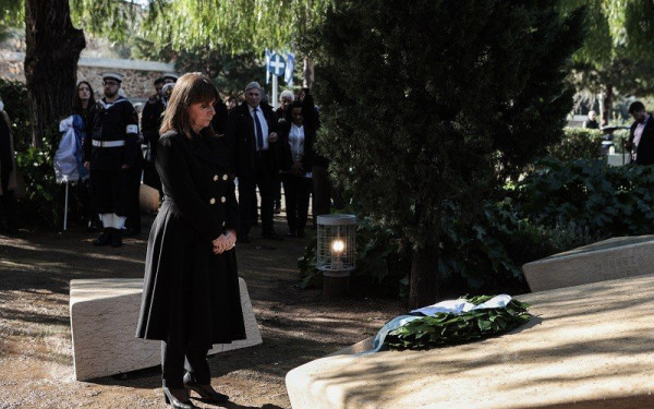 Η ΠτΔ κατέθεσε στεφάνι στο Μνημείο Ολοκαυτώματος στο Θησείο	