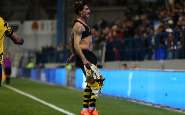 Super League: Διπλό με ανατροπή στο τελευταίο δεκάλεπτο για την ΑΕΚ στη Νεάπολη (βίντεο)