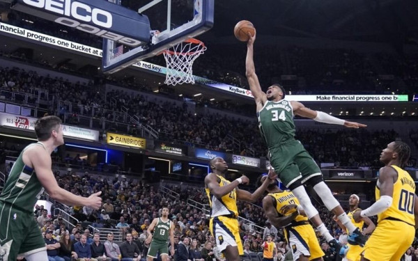 ΝΒΑ: Ο Αντετοκούνμπο ισοπέδωσε τους Πέισερς (βίντεο)