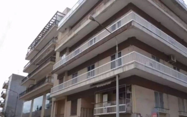 Απίστευτο και όμως... ελληνικό: Κολώνα φωτισμού «τρυπά» μπαλκόνι στην Ξάνθη (βίντεο)