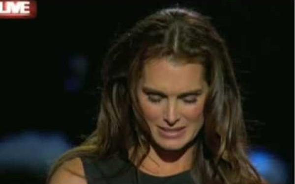 Η Μπρουκ Σιλντς αποκαλύπτει ότι έπεσε θύμα βιασμού σε νεαρή ηλικία