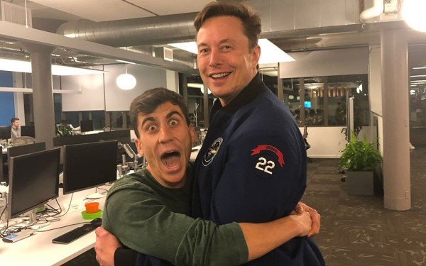 Πώς ένας Κύπριος YouTuber κατάφερε να αγκαλιάσει τον Έλον Μασκ (βίντεο)