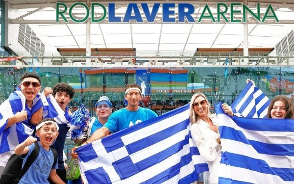 Τένις: Έλληνες φίλαθλοι έστησαν... πάρτι στη Μελβούρνη για τον τελικό του Τσιτσιπά (βίντεο)